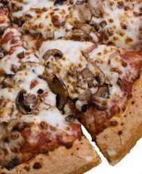 Пицца со свежими грибами под соусом