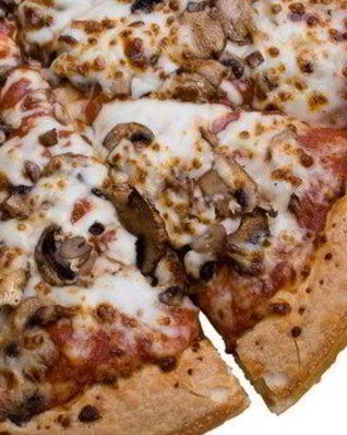 Пицца со свежими грибами под соусом