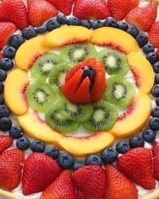 Сладкая пицца с фруктами и ягодами