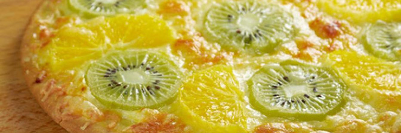 Сладкая пицца с киви и апельсином
