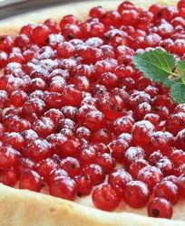 Сладкая пицца с красной смородиной