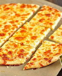 Сырная пицца с чесноком