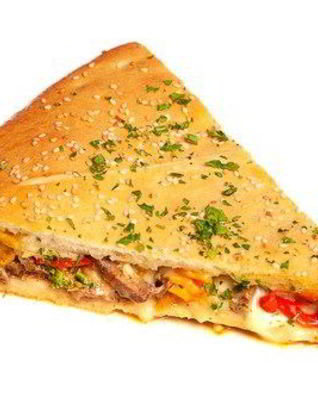 Закрытая пицца с сельдью, томатами и базиликом