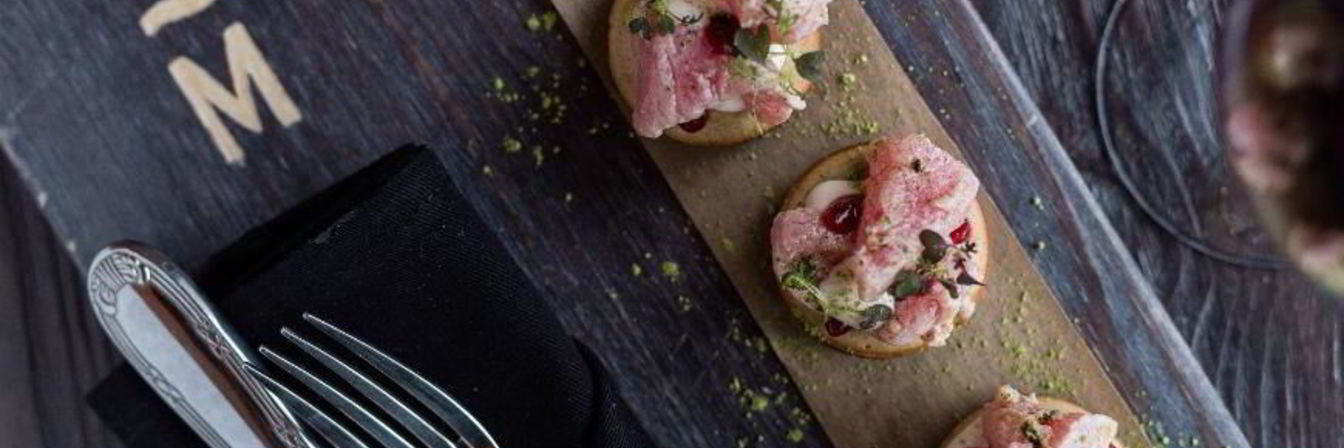 Пончики с тунцом, айоли из птицы и брусникой