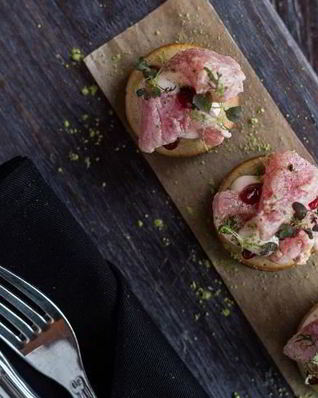 Пончики с тунцом, айоли из птицы и брусникой