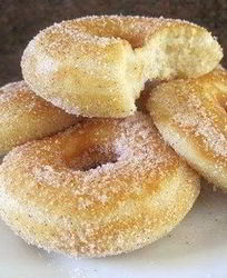 Пышные пончики с корицей