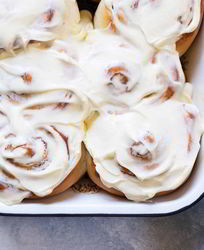 Рулетики с корицей и глазурью