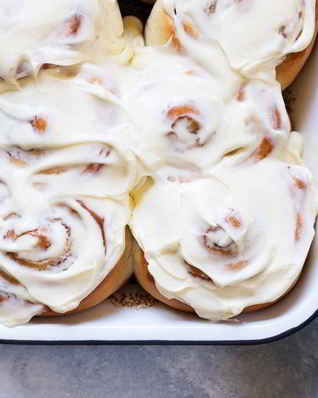 Рулетики с корицей и глазурью