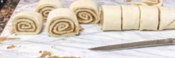 рулетики с корицей и глазурью