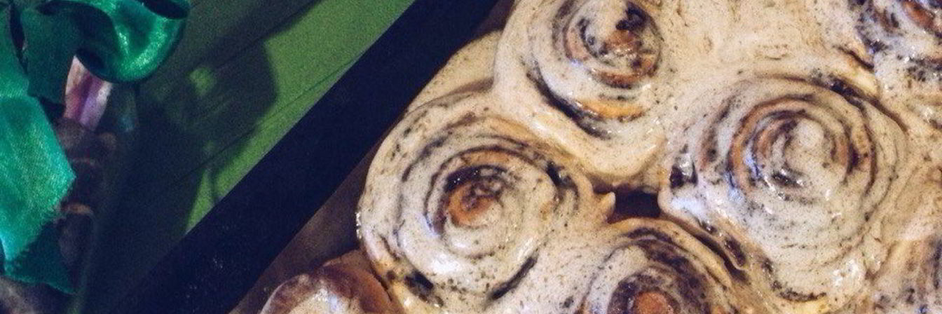 Рулетики с корицей под сырной глазурью