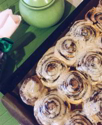 Рулетики с корицей под сырной глазурью