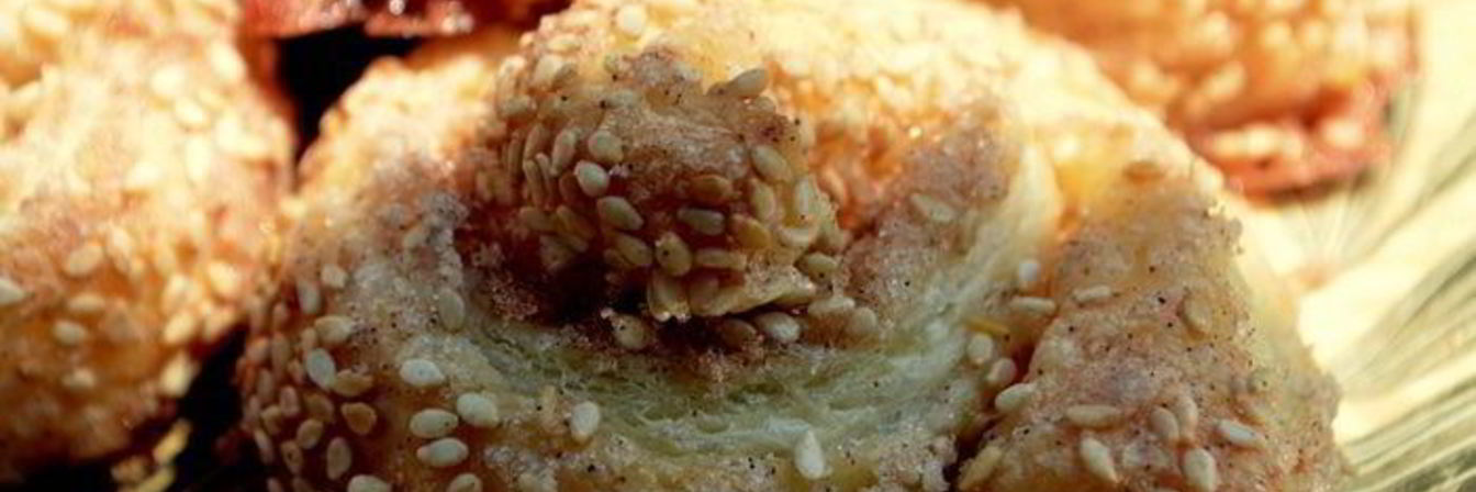 Рулетики с золотистым кунжутом