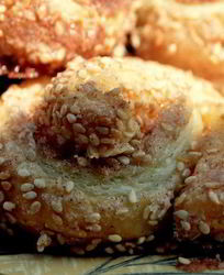 Рулетики с золотистым кунжутом