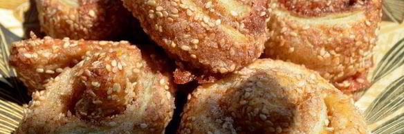 рулетики с золотистым кунжутом