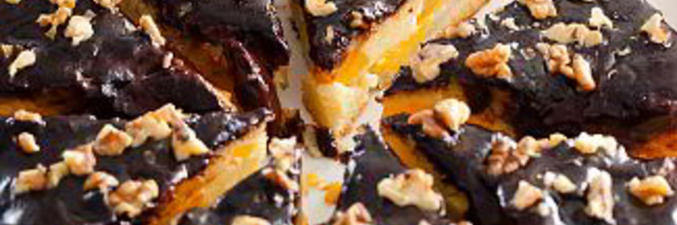 Фруктовая шарлотка с шоколадной глазурью в мультиварке