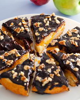 Фруктовая шарлотка с шоколадной глазурью в мультиварке