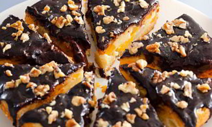 Рецепт фруктовой шарлотки с шоколадной глазурью в мультиварке