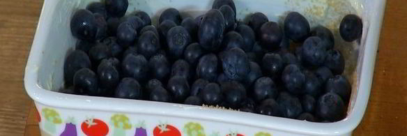 лимонная шарлотка с голубикой