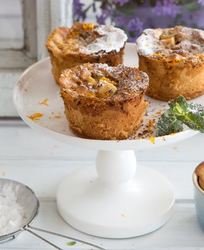 Мини-шарлотки из белого хлеба с грушами и шоколадом