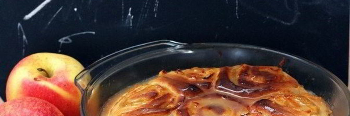 Простая шарлотка с корицей