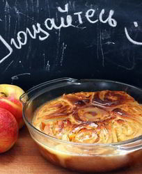 Простая шарлотка с корицей