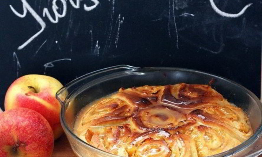 Рецепт простой шарлотки с корицей