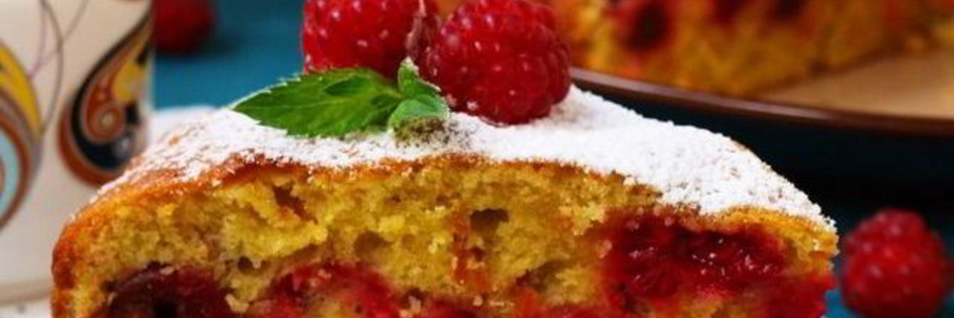 Пышная яблочная шарлотка с малиной