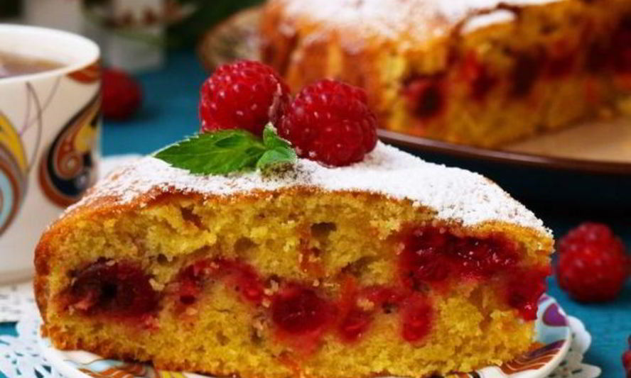 Рецепт пышной яблочной шарлотки с малиной