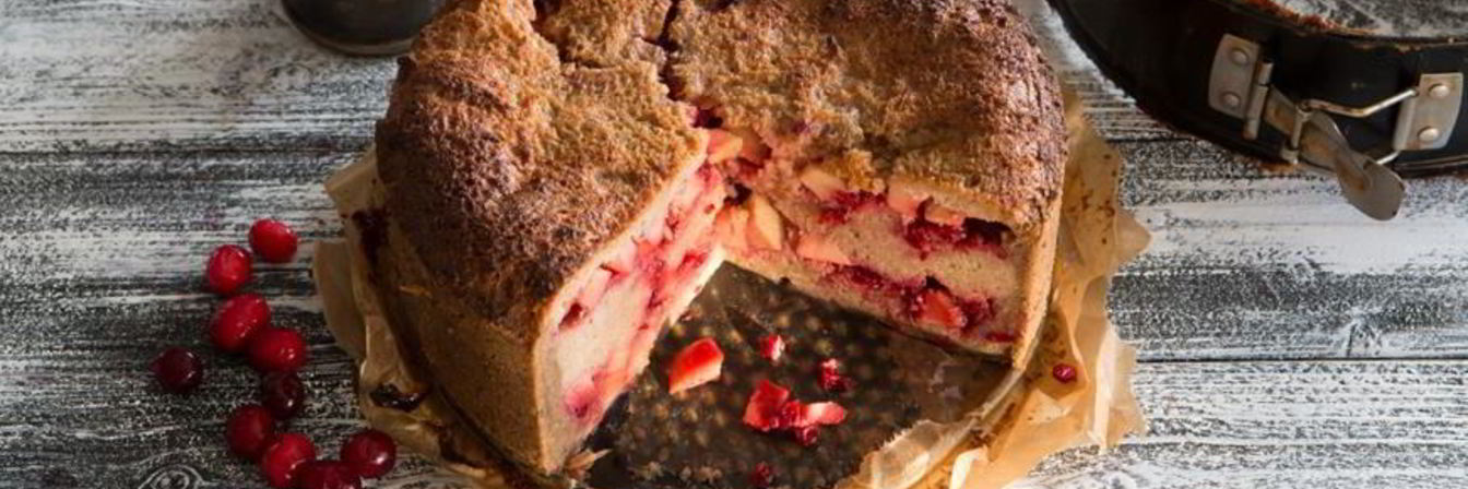 Северная шарлотка из ржаного хлеба с брусникой и яблоками