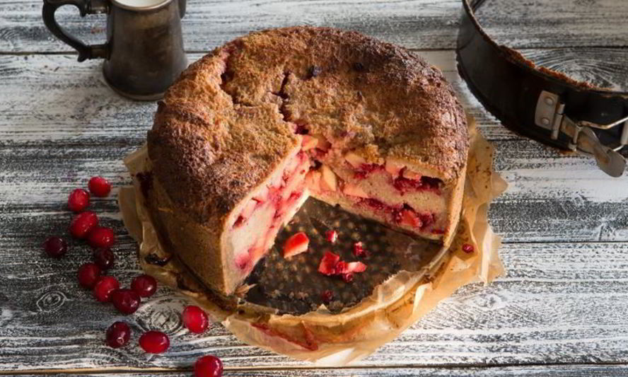 Рецепт северной шарлотки из ржаного хлеба с брусникой и яблоками