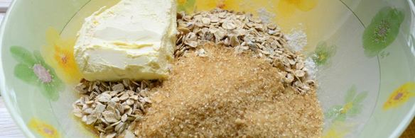 шарлотка на простокваше со сливочной крошкой