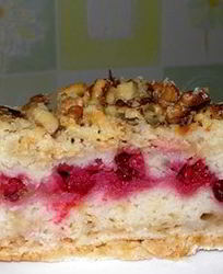 Шарлотка с брусникой и яблоками