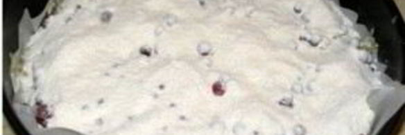 шарлотка с брусникой и яблоками