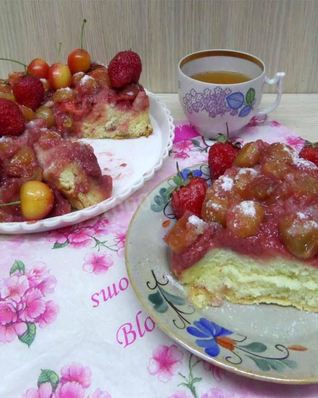 Шарлотка с черешней и клубникой