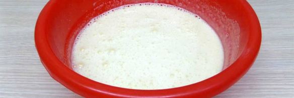 шарлотка с черешней и клубникой