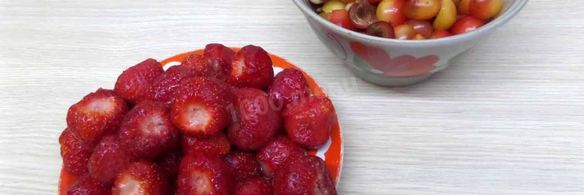 шарлотка с черешней и клубникой