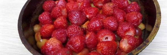 шарлотка с черешней и клубникой