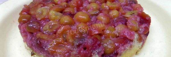 шарлотка с черешней и клубникой