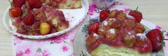 шарлотка с черешней и клубникой