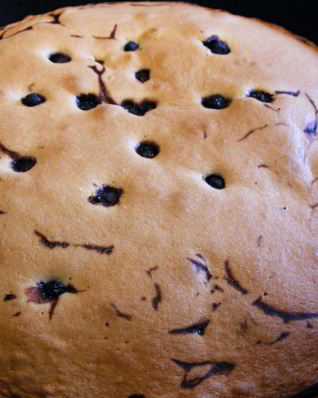 Шарлотка с черникой