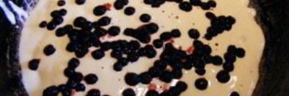 шарлотка с черникой