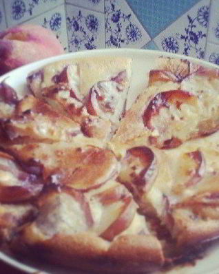 Шарлотка с инжирными персиками