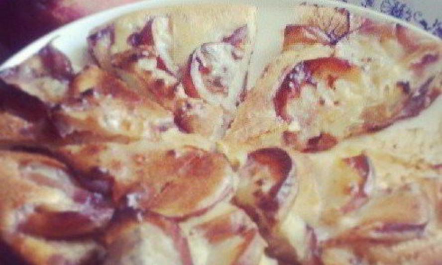 Рецепт шарлотки с инжирными персиками