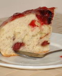 Шарлотка с клубникой в мультиварке