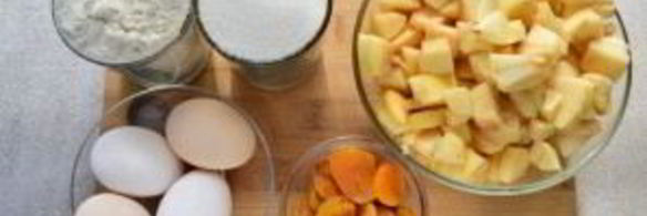 шарлотка с курагой и яблоками