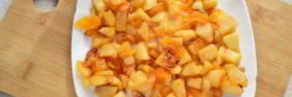 шарлотка с курагой и яблоками