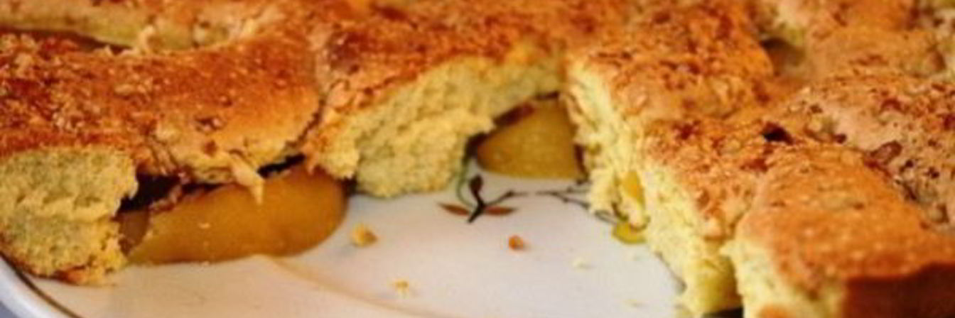 Шарлотка с персиками