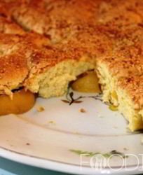 Шарлотка с персиками