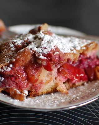 Шарлотка с ржаной мукой, яблоками и сливой