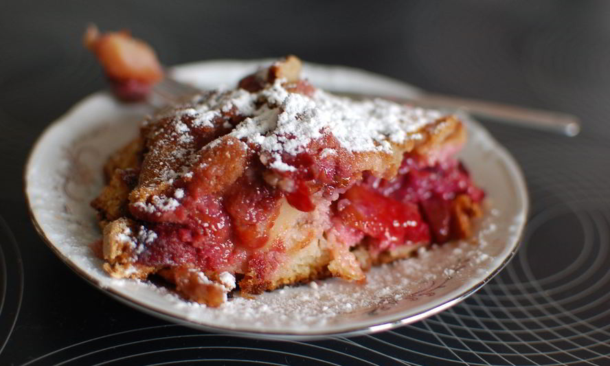 Рецепт шарлотки с ржаной мукой, яблоками и сливой